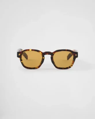 Sunglasses with Iconic Metal Plaque