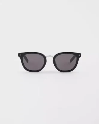 Sunglasses with the Iconic Metal Plaque