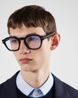 Sunglasses with the Iconic Metal Plaque